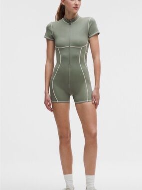 Lululemon Ultralu Contour Seam Onsie 4” ~willow leaf~ Size XL NWT $128 MSRP 🌟